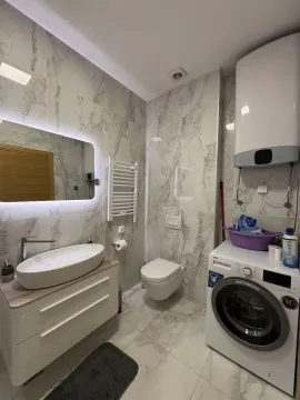 Moderne kupatilo sa umivaonikom, wc šoljom, tušem i veš mašinom. - image 8