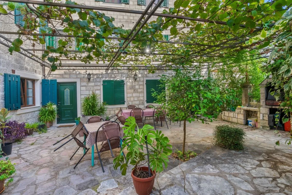 Prodaja, kuća, 250m², Kostanjica, Kotor