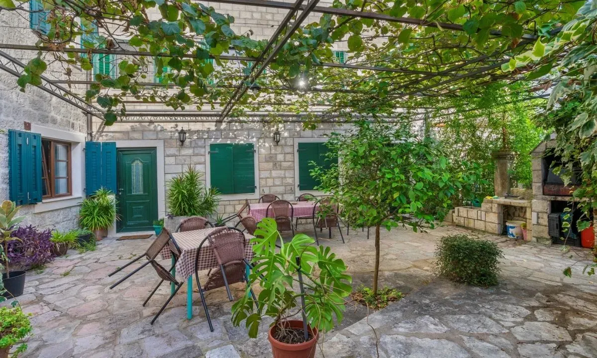 Sale, house, 250m², Kostanjica, Kotor