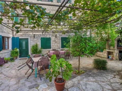 Prodaja, kuća, 250m², Kostanjica, Kotor - image 1