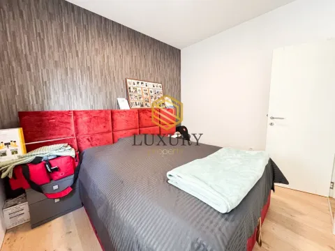 Spavaća soba sa bračnim krevetom i elementima neurednosti. - image 3