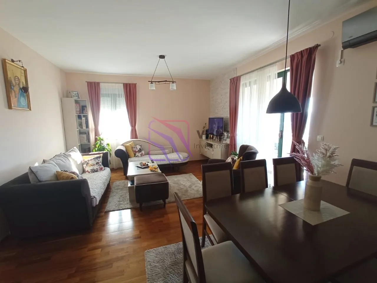 Prostrani dnevni boravak sa garniturom, trpezarijom i izlazom na terasu.
