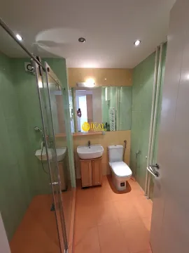 Kupatilo sa tuš kabinom, umivaonikom i toaletom. - image 11