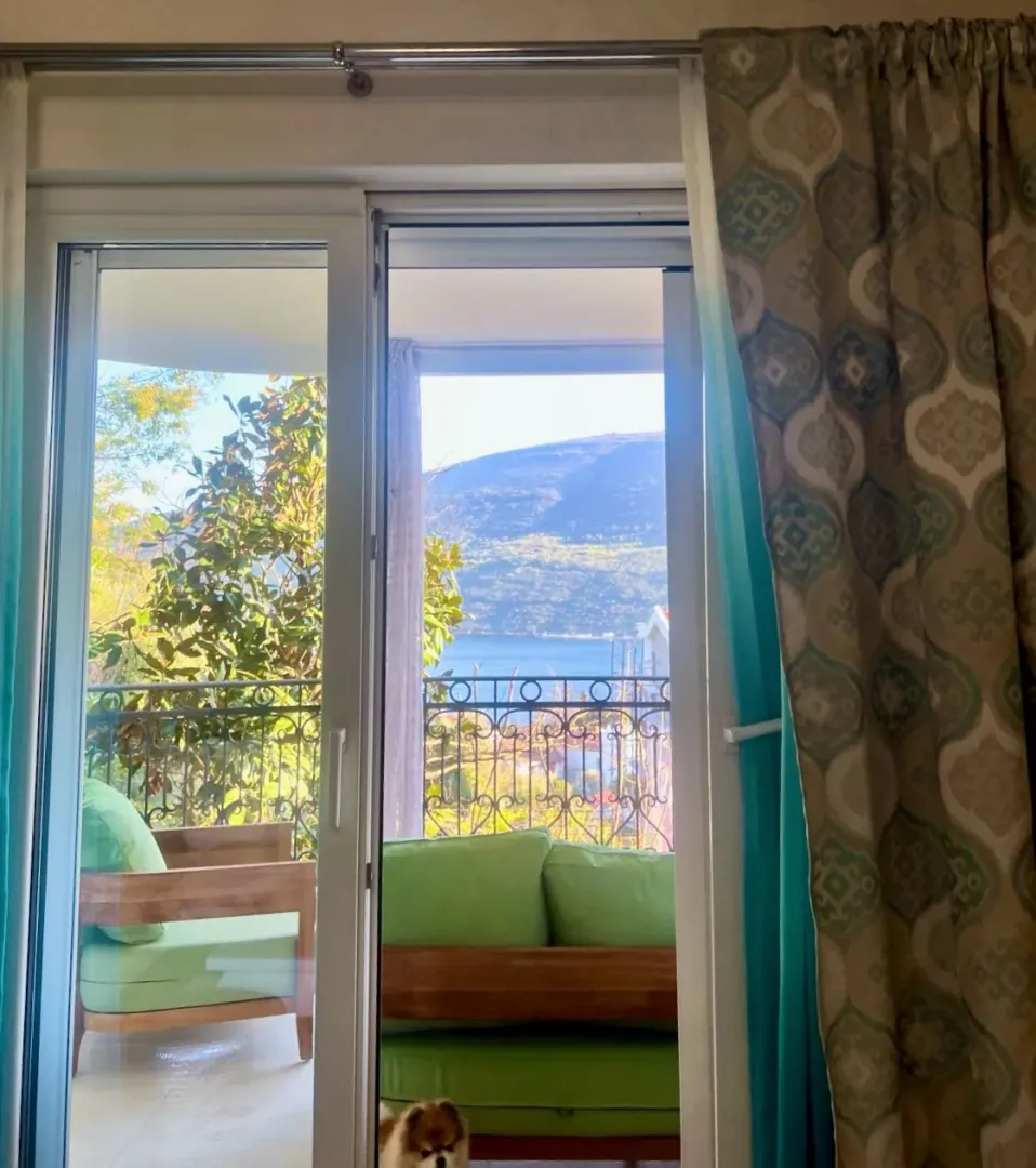 Izdavanje, dvosoban stan, 90m², Đenovići, Herceg Novi