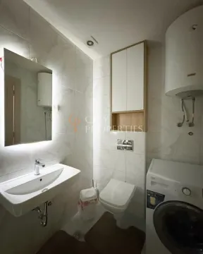 Moderne kupatilo opremljeno sanitarijama, ogledalom i veš mašinom. - image 12