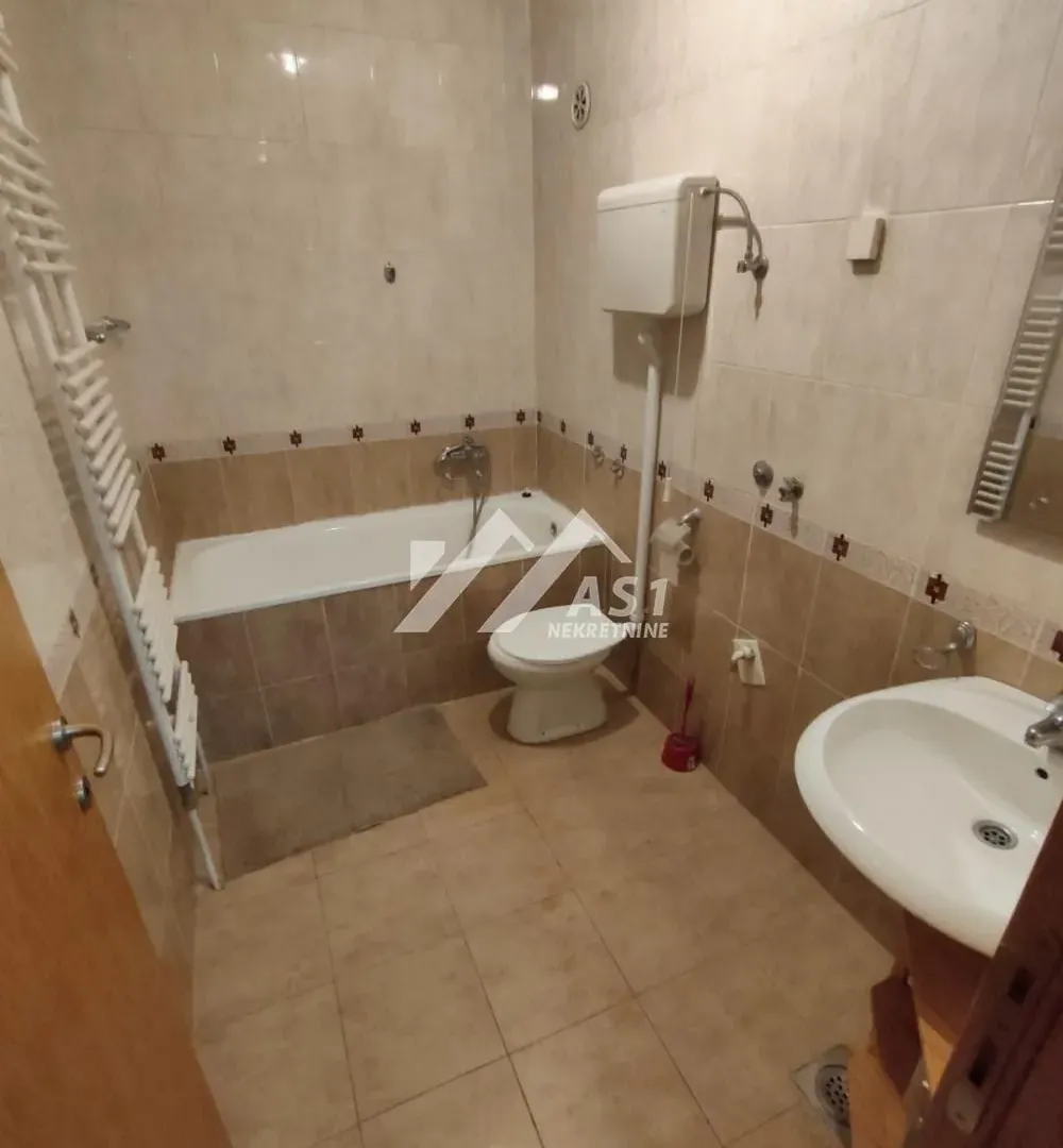 Izdavanje, četvorosoban stan, 103m², Detelinara, Novi Sad Sve Podlokacije