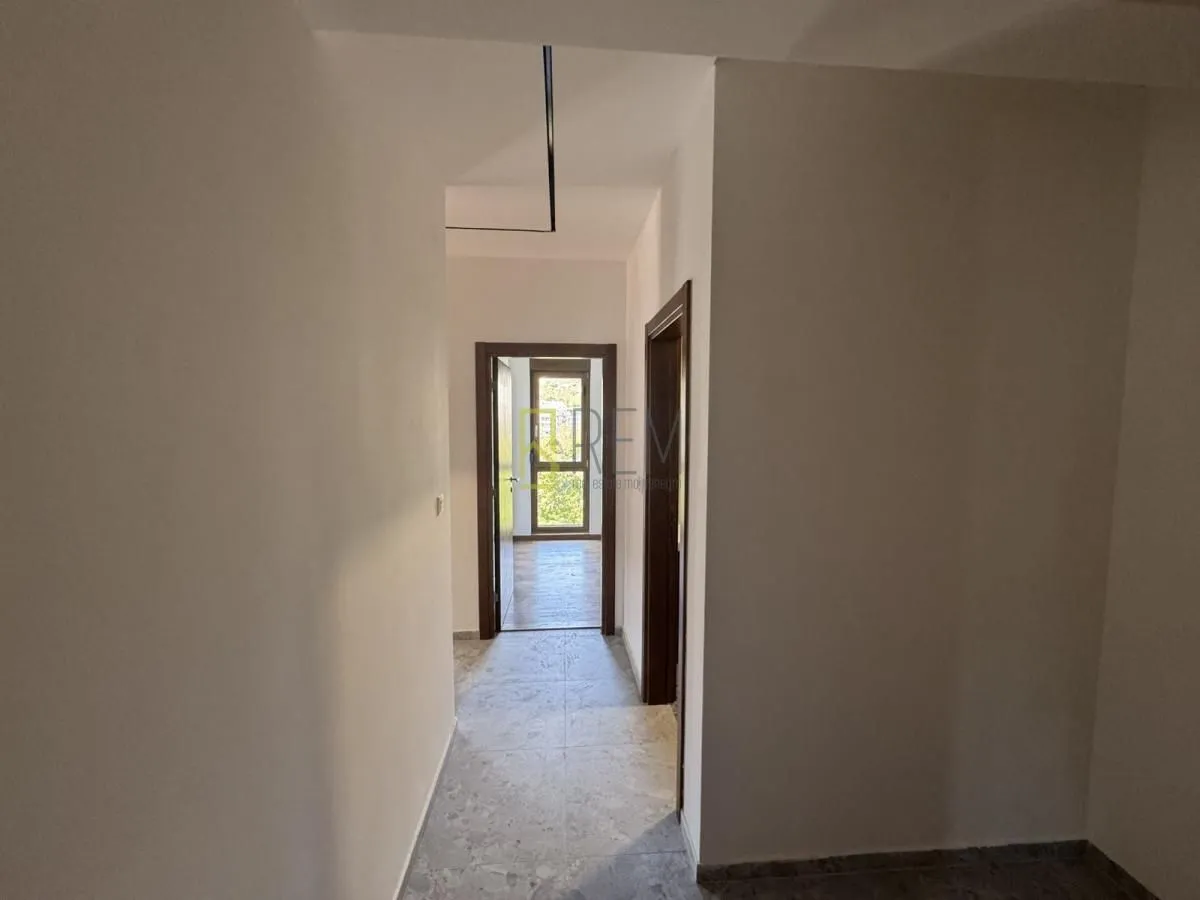 Izdavanje, trosoban stan, 82m², Vezirov Most, Podgorica