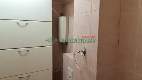 Pogled na kupatilo sa keramičkim pločicama i ugradnim elementima. - image 2