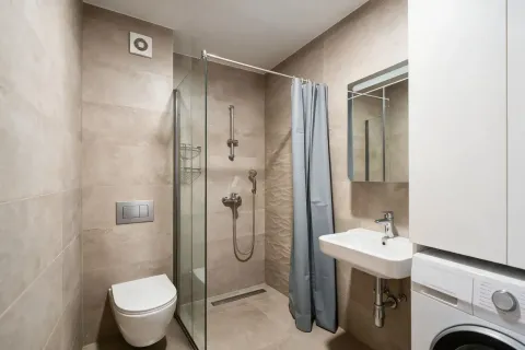 Moderne opremljeno kupatilo sa tuš kabinom, umivaonikom i WC šoljom. - image 9