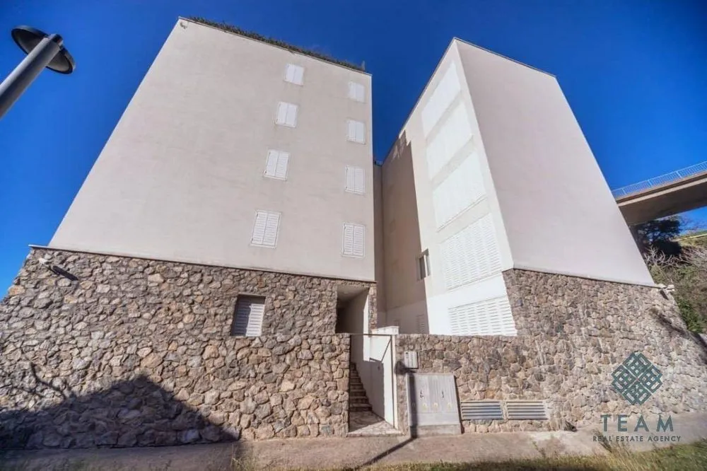 Rent, three bedroom apartment, 72m², Pržno, Budva
