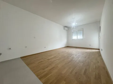 Prodaja, jednosoban stan, 46m², Stari Aerodrom, Podgorica - image 2