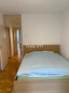 Nameštena spavaća soba sa bračnim krevetom. - image 9