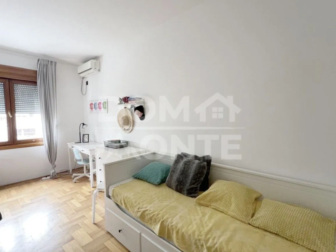 Izdavanje, dvosoban stan, 115m², Centar, Tivat