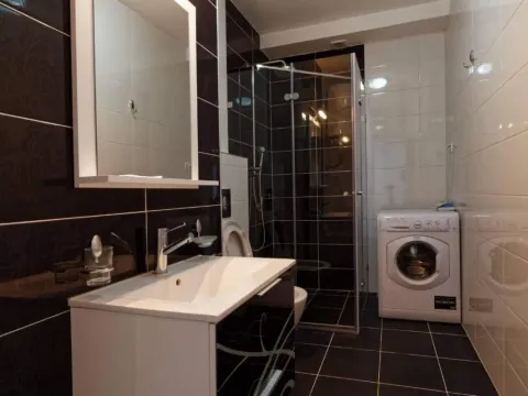 Izdavanje, trosoban stan, 140m², Opatovo, Tivat - image 8