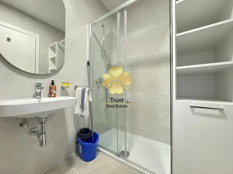 Moderne kupatilo sa umivaonikom, ogledalom i tuš kabinom. - image 8