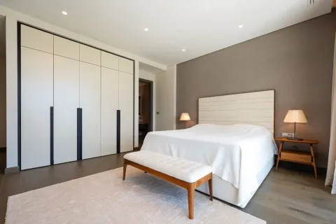 Moderna spavaća soba sa bračnim krevetom, garderoberom i noćnim stočićima. - image 12