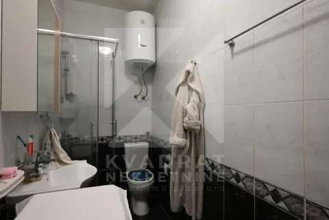 Manje kupatilo sa tuš kabinom, umivaonikom i wc šoljom. - image 9