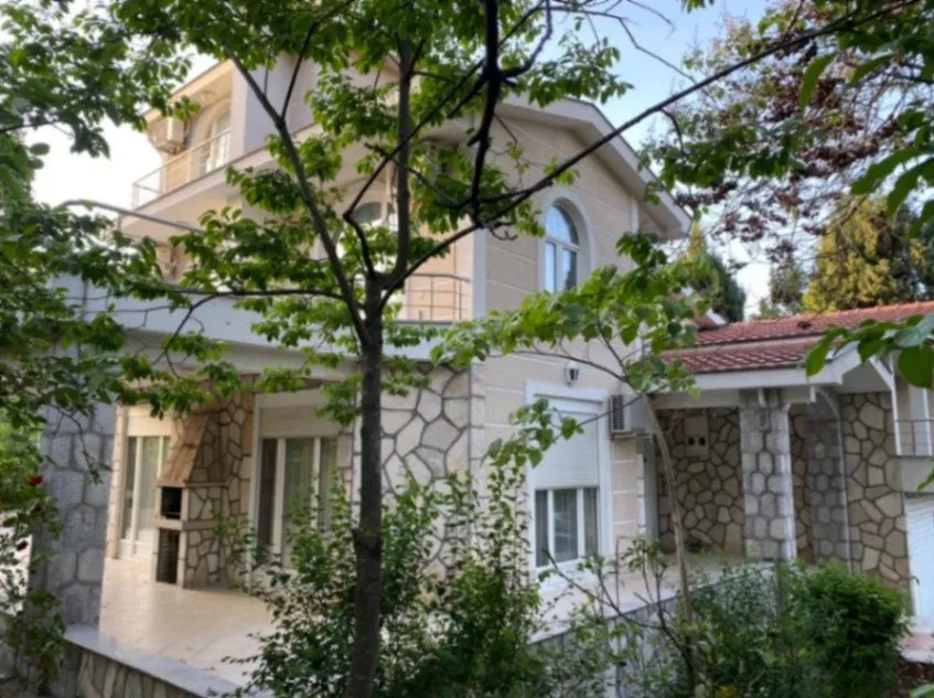 Izdavanje, kuća, 450m², Pod Goricom, Podgorica