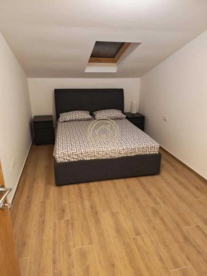 Izdavanje, trosoban stan, 80m², Savski Venac, Beograd