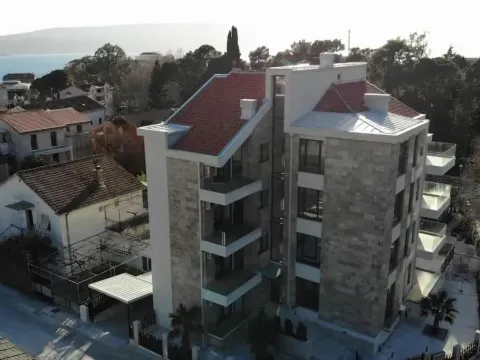 Izdavanje, stan, 40m², Tivat, Crna Gora