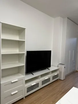 Bijeli namještaj sa televizorom i policama u dnevnoj sobi. - image 13