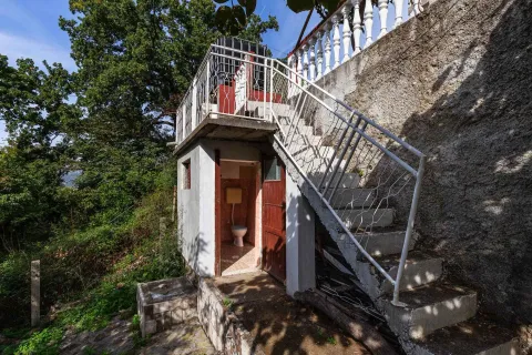 Spoljni dio nekretnine sa spoljnim stepeništem i pomoćnim prostorijama. - image 47