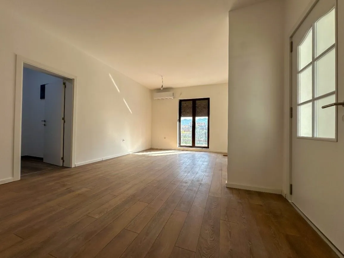 Prodaja, kuća, 343m², Obala Morače, Podgorica