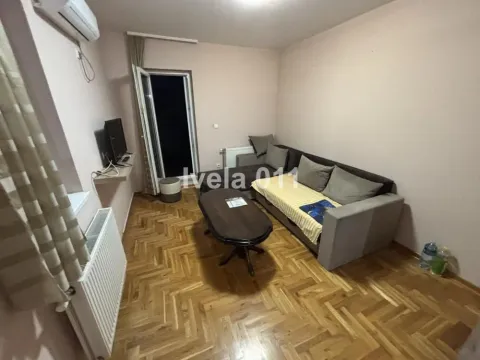 Dnevna soba sa ugaonom garniturom, stočićem i izlazom na terasu. - image 2