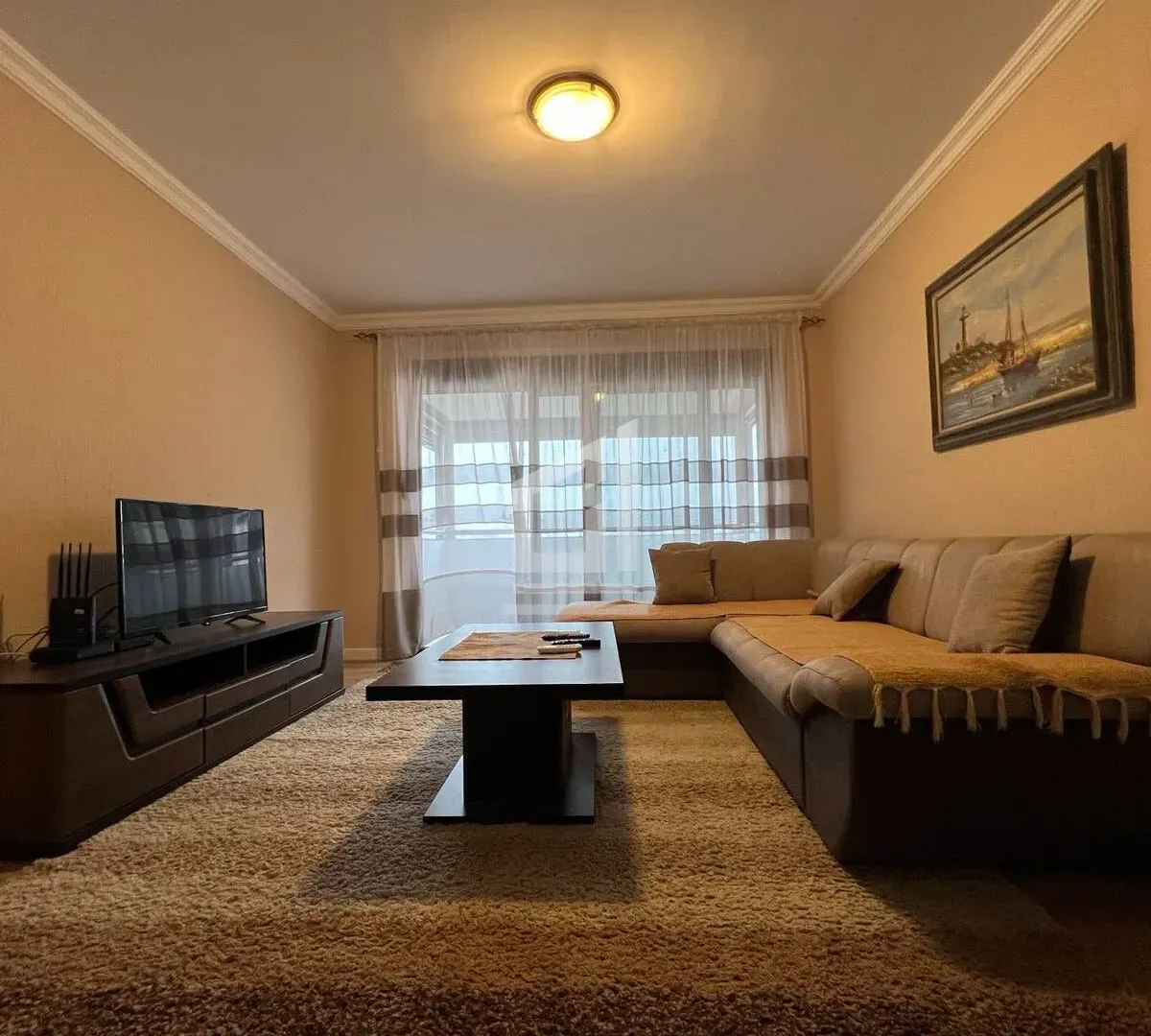 Izdavanje, trosoban stan, 94m², Pejton, Podgorica
