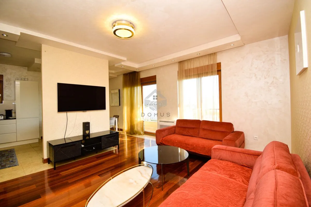 Izdavanje, četvorosoban stan, 130m², Centar, Podgorica