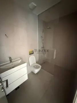 Savremeno opremljeno kupatilo sa tuš kabinom. - image 7