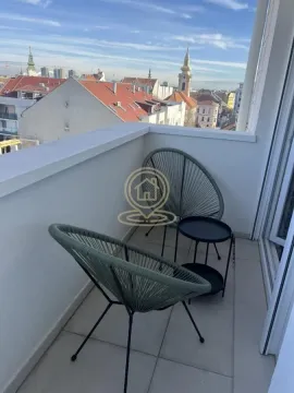 Manji namešteni balkon sa pogledom na grad. - image 12