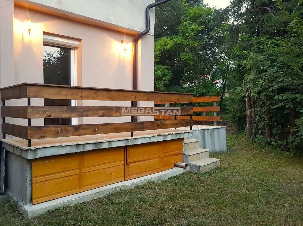 Pogled na terasu i dvorište kuće.