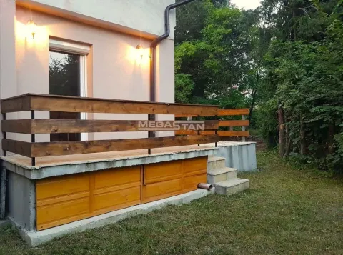 Pogled na terasu i dvorište kuće. - image 15