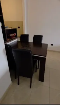 Trpezarijski sto sa crnim kožnim stolicama u dijelu dnevnog boravka. - image 4