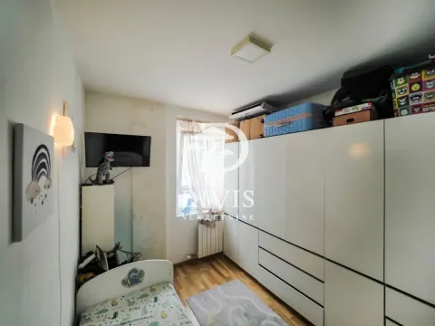 Dečja soba sa krevetom, velikim belim ormarom i prozorom. - image 13