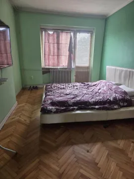 Spavaća soba sa bračnim krevetom, drvenim parketom i izlazom na terasu. - image 4