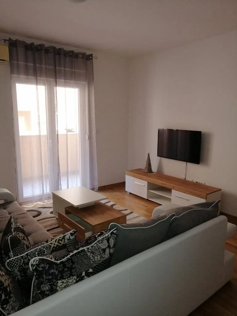 Izdavanje, jednosoban stan, 50m², Tuški Put, Podgorica