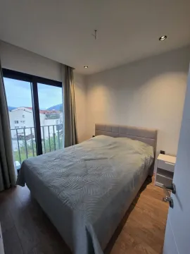 Spavaća soba sa bračnim krevetom i izlazom na terasu. - image 7