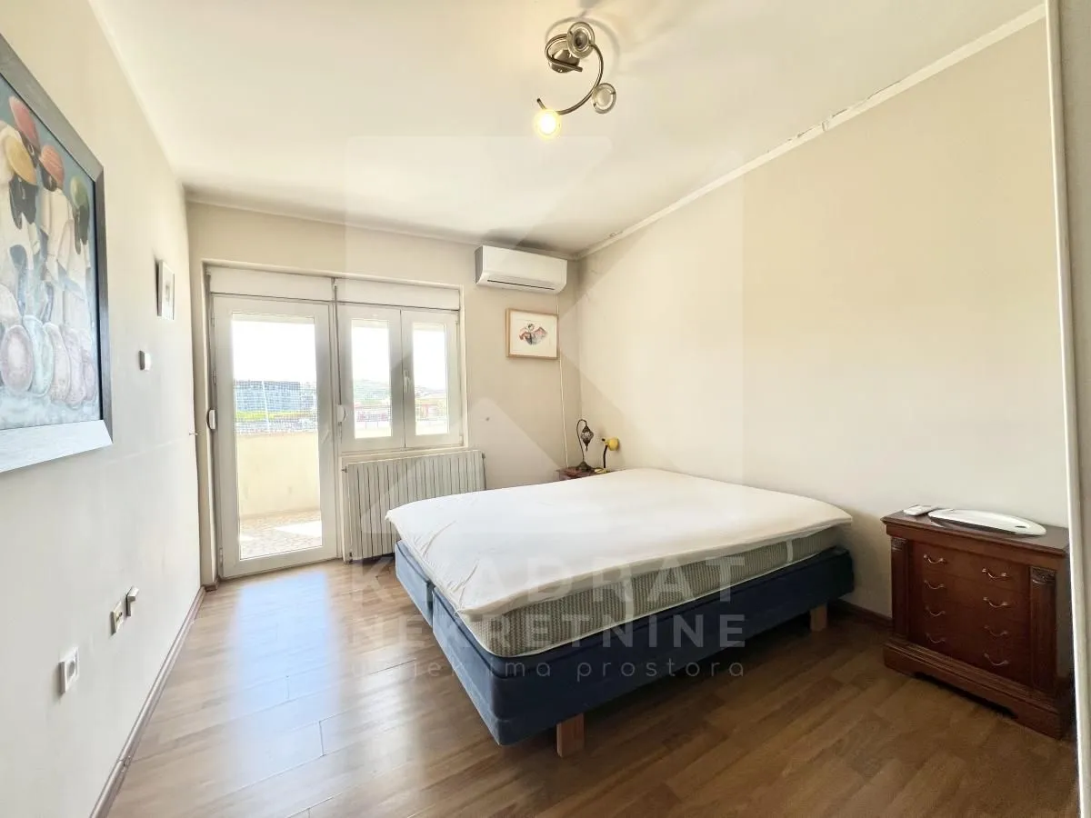 Furnished bedroom with a double bed and access to the terrace.
