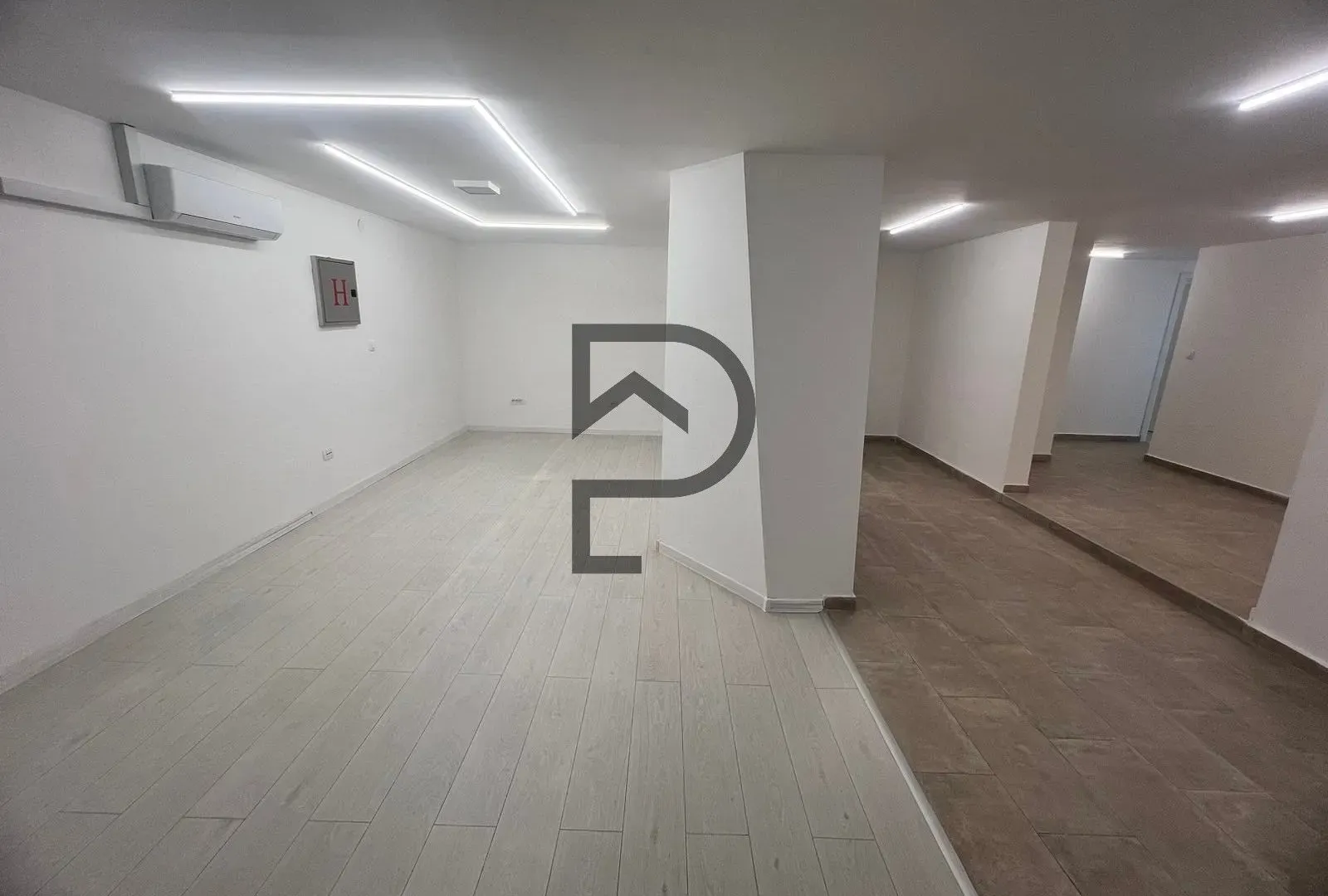 Izdavanje, poslovni prostor, 294m², Blok 6, Podgorica