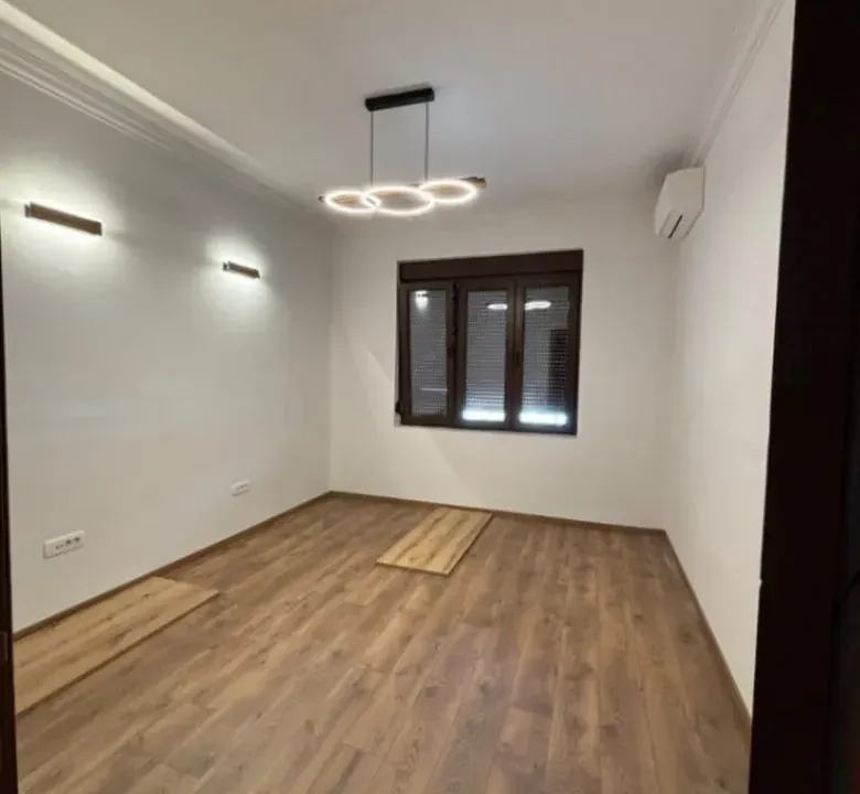 Izdavanje, poslovni prostor, 70m², Centar, Podgorica