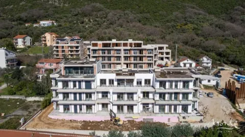 Pogled iz vazduha na stambenu zgradu u izgradnji okruženu zelenilom. - image 11
