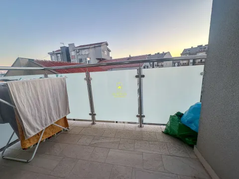 Terasa sa sušilicom za veš i pogledom na naselje. - image 2