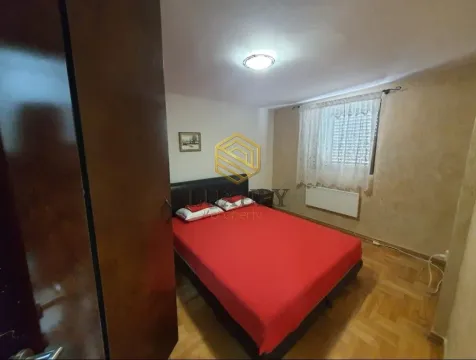 Spavaća soba sa bračnim krevetom i prozorom. - image 3