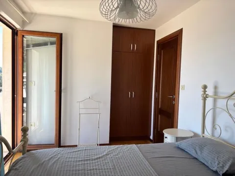 Namještena spavaća soba sa krevetom, ugradnim ormarom i izlazom na terasu. - image 5