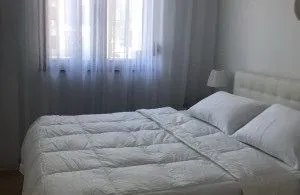 Svjetla i uredna spavaća soba sa bračnim krevetom.