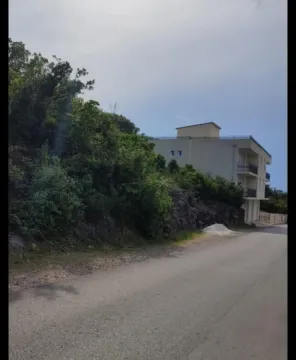 Pogled na spoljašnjost zgrade i prilazni put sa zelenilom. - image 4