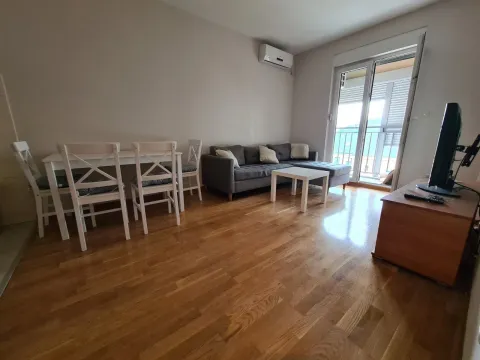 Svijetla dnevna soba sa trpezarijskim stolom i izlazom na balkon. - image 11