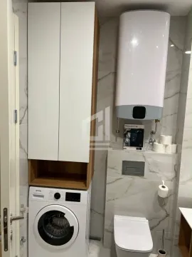Kupatilo opremljeno sanitarijama, mašinom za veš i bojlerom. - image 8